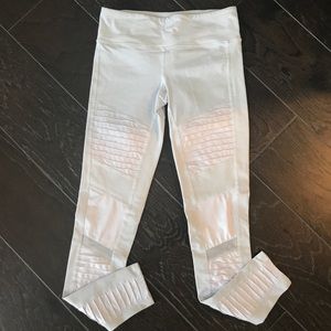 Alo Motto Leggings - Mist/Mist Glossy